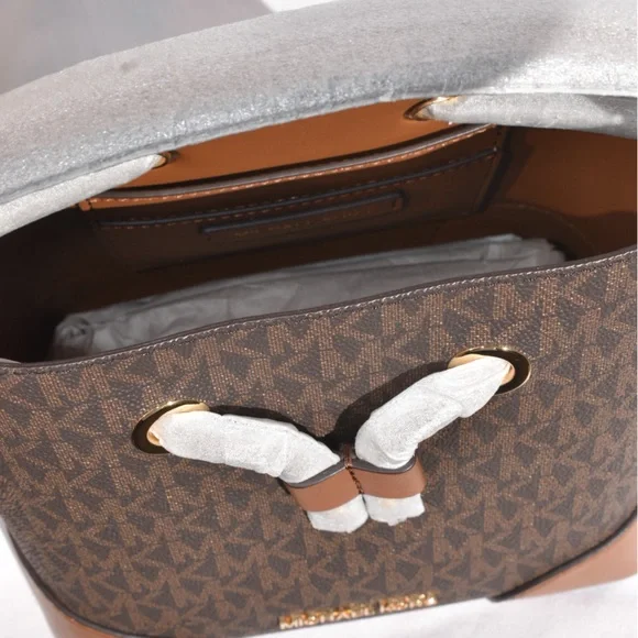 Michael Kors Mercer bucket bag - Picture 11 of 16